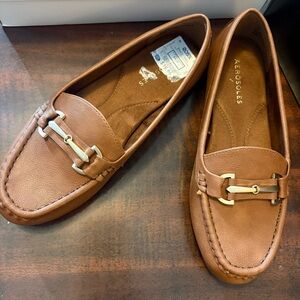 AEROSOLES Women's Tan Loafers with Gold Accent